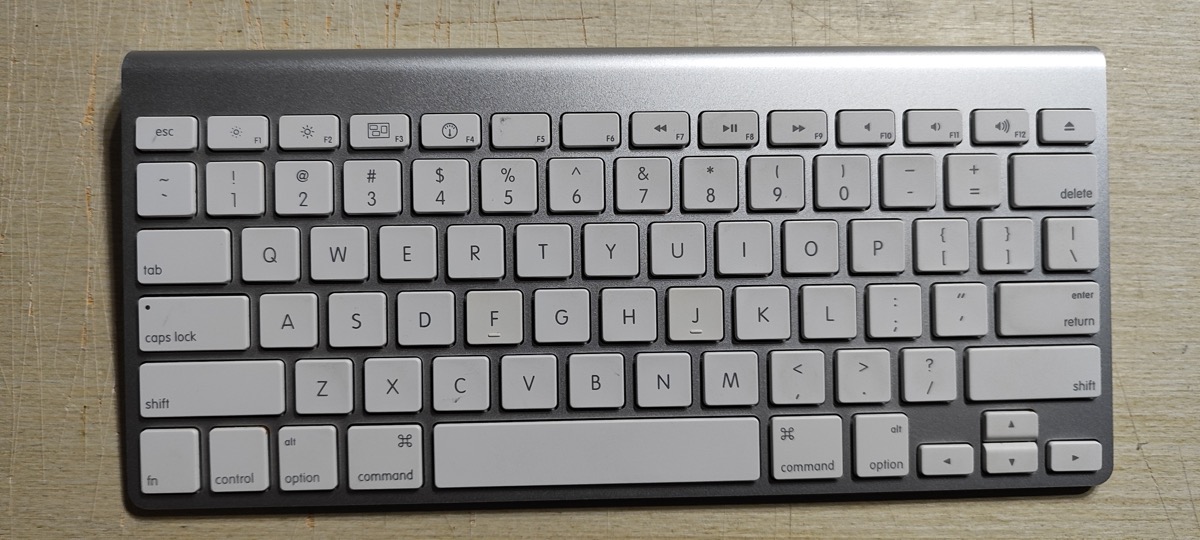 Apple Wireless Keyboard A1255 front view