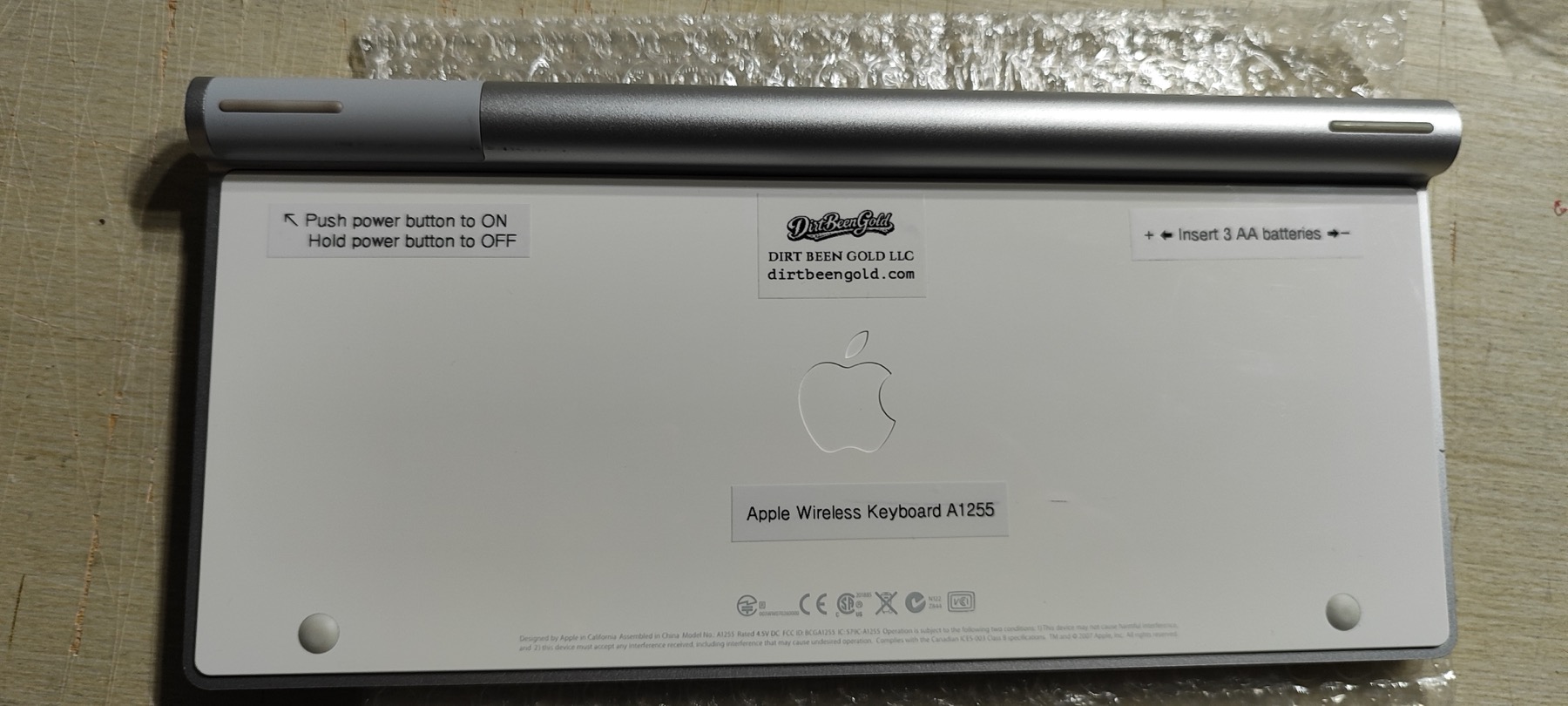 Apple Wireless Keyboard A1255 battery compartment view