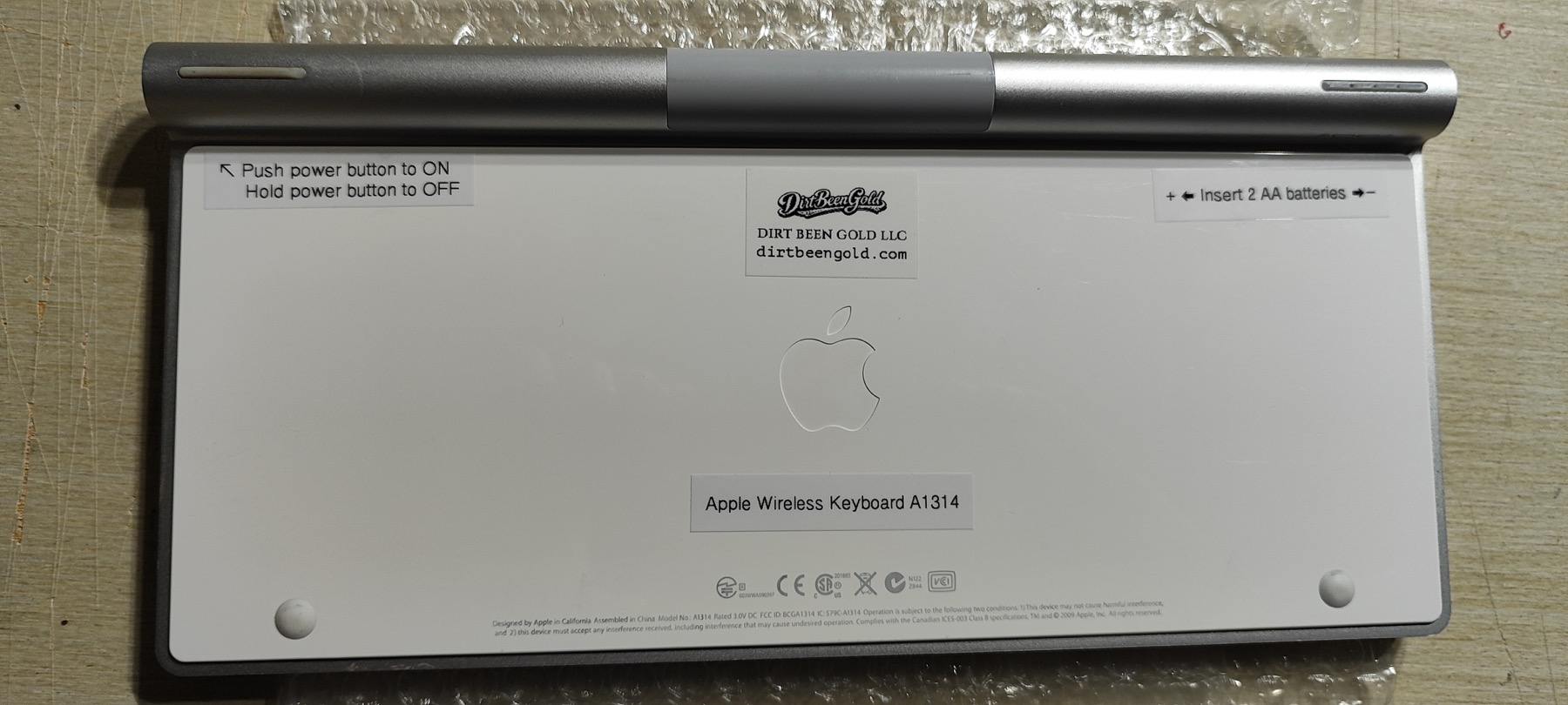 Apple Wireless Keyboard A1314 battery compartment view